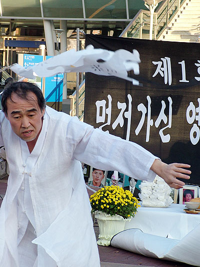 영혼을 달래는 '마임'을 보여준 거리문화시민연대 대표 조성진씨. 